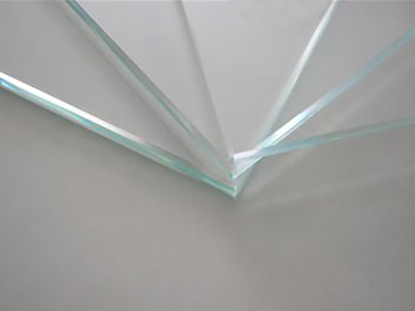 Extra clear solar glass